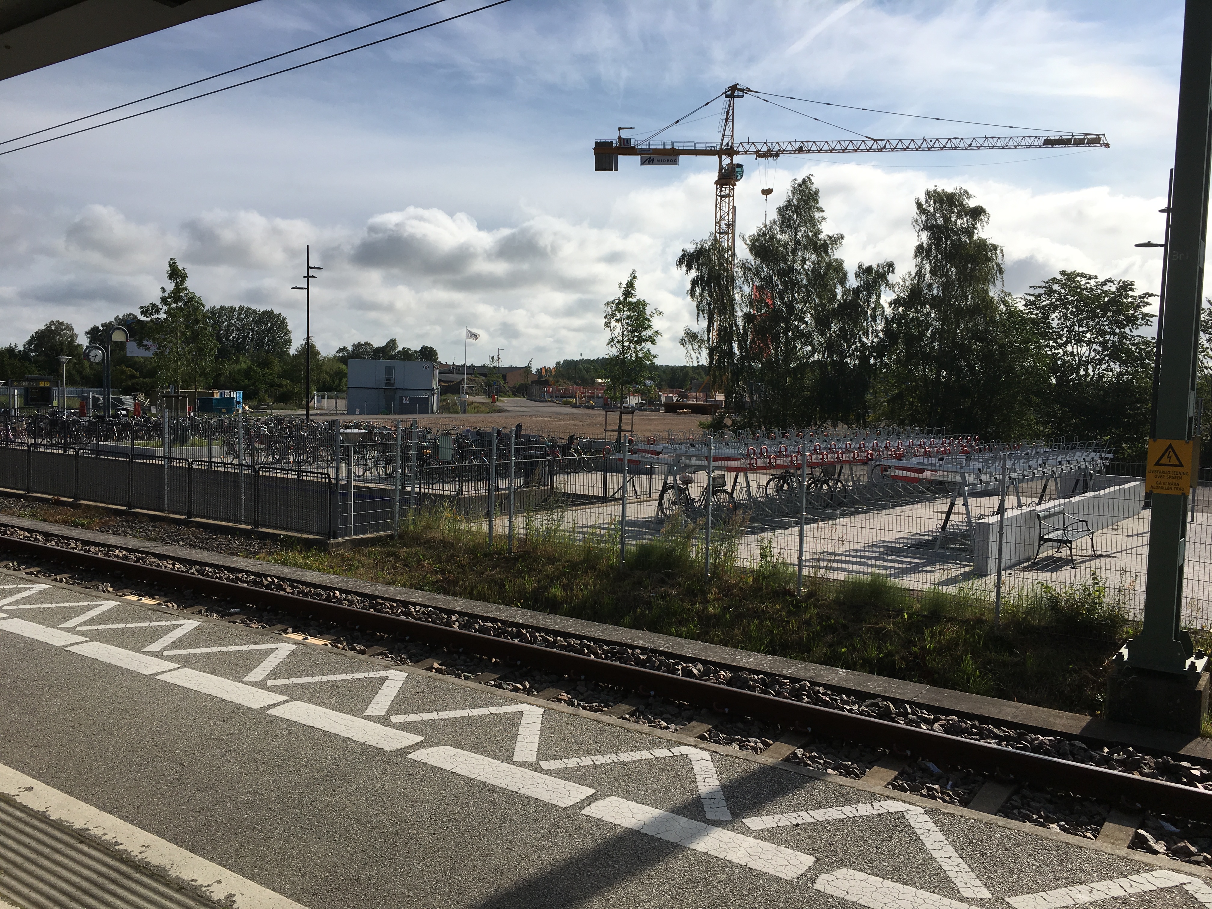 På andra sidan spåret växer en ny stadsdel fram